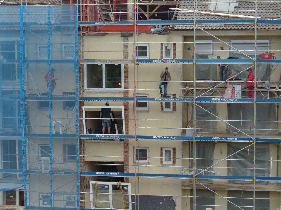 Construcción de edificio en andamios