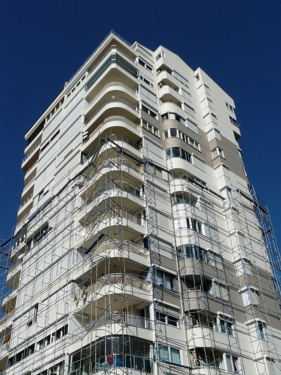 Edificio en construcción con andamios